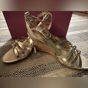 New in Box Lilly Pulitzer Casey Wedge Gold size 9M